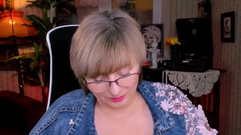 Vivien online show from January 2025 12:15:01 PM