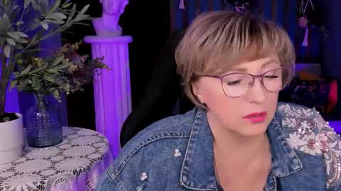 Vivien online show from October 2025 01:44:01 PM