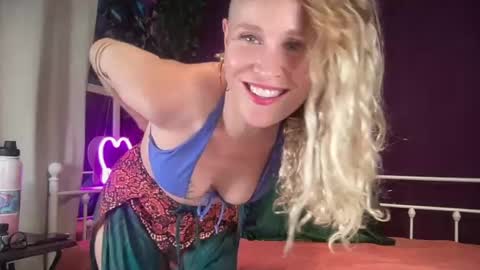 Snapshot of susieandlacey chatting on July 2026 09:11:02 AM Susie and Lacey online show from July 2026 09:11:02 AM