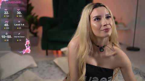 Snapshot of svveetluna chatting on March 2026 04:07:02 AM SweetLuna online show from March 2026 04:07:02 AM