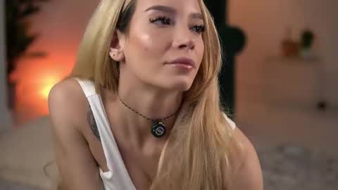 Snapshot of svveetluna chatting on April 2026 03:00:02 AM SweetLuna online show from April 2026 03:00:02 AM