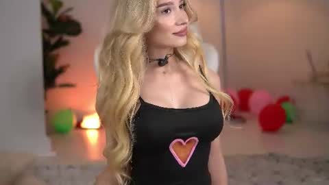 Snapshot of svveetluna chatting on June 2026 03:11:02 AM SweetLuna online show from June 2026 03:11:02 AM