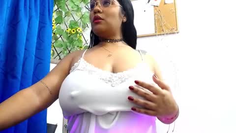 Snapshot of sweet_foxy1 chatting on September 2025 06:40:01 AM Genesis golden rain for you online show from September 2025 06:40:01 AM