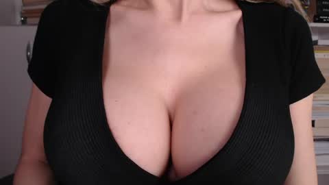 Snapshot of sweet_lil_thing chatting on May 2026 07:28:02 AM Jen online show from May 2026 07:28:02 AM