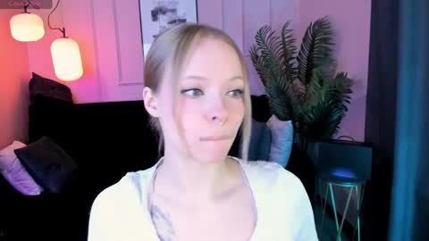 Snapshot of sweet_lucile chatting on April 2026 06:38:02 AM Lucy online show from April 2026 06:38:02 AM