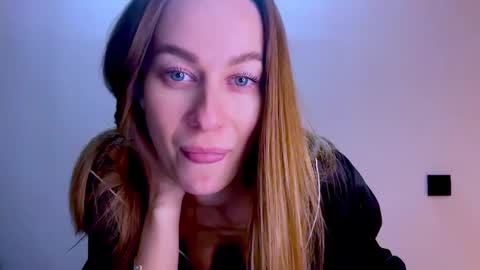 Mia online show from October 2025 08:09:02 PM