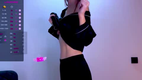 Mia online show from November 2025 09:43:02 AM