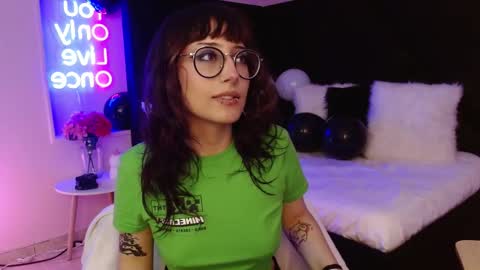 Roxanee online show from November 2025 04:12:02 AM