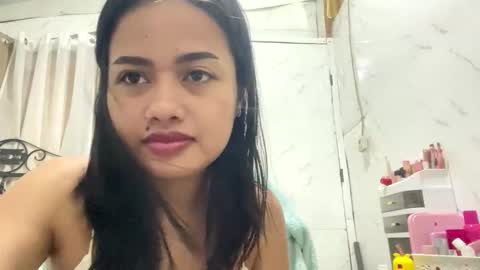 Snapshot of sweet_sirenxx chatting on May 2026 12:43:01 PM Leah online show from May 2026 12:43:01 PM