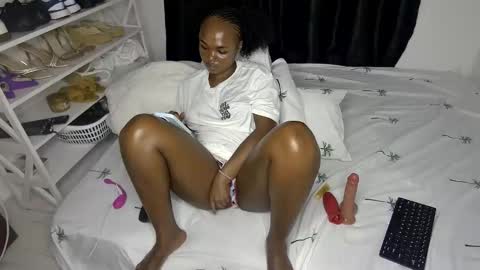 Snapshot of sweet_spoon chatting on November 2025 06:51:01 PM Nina online show from November 2025 06:51:01 PM