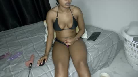 Snapshot of sweet_spoon chatting on April 2026 06:13:02 PM Nina online show from April 2026 06:13:02 PM