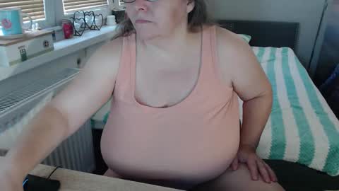 Sweetboobs85h online show from October 2025 09:06:02 AM