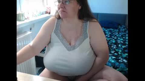 Snapshot of sweetboobs85h chatting on May 2026 08:41:02 AM Sweetboobs85h online show from May 2026 08:41:02 AM