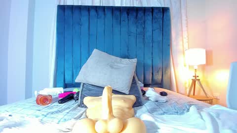 Mia online show from December 2024 05:44:02 PM