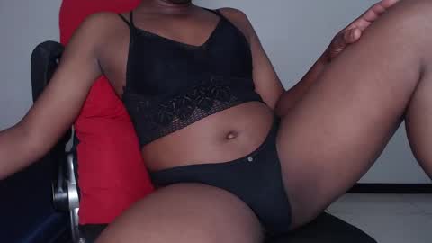 mayra online show from November 2025 10:14:02 PM