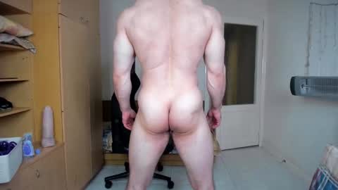 Snapshot of sweetmuscles_boy chatting on June 2026 05:58:01 AM Lorenzo online show from June 2026 05:58:01 AM