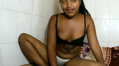 Snapshot of sylviasexy27 chatting on February 2025 04:29:01 AM sylviasexy27 online show from February 2025 04:29:01 AM