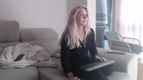 Snapshot of tattoobbgirl chatting on December 2025 04:13:01 PM tattoobbgirl online show from December 2025 04:13:01 PM