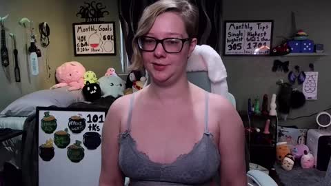 Pixie and Tentacle Overlord online show from March 2025 10:13:02 PM