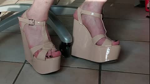 teninchheels online show from December 2024 01:57:02 PM