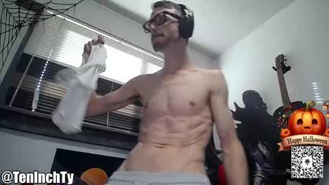 Snapshot of teninchty chatting on October 2025 05:25:01 PM Ty online show from October 2025 05:25:01 PM