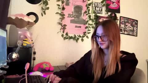 Snapshot of tessiekrenek chatting on May 2026 01:30:01 PM Asya online show from May 2026 01:30:01 PM