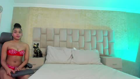 Snapshot of thamara_foxxx chatting on December 2024 04:34:02 AM Thamara Fox online show from December 2024 04:34:02 AM