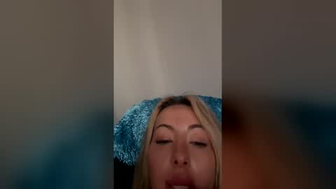 Snapshot of theblondebunni chatting on April 2026 05:10:01 PM theblondebunni online show from April 2026 05:10:01 PM