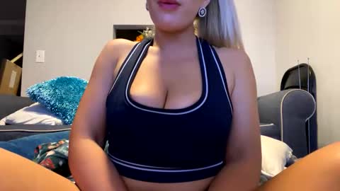 Snapshot of theblondebunni chatting on May 2026 04:52:02 AM theblondebunni online show from May 2026 04:52:02 AM