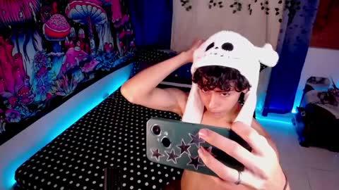 Snapshot of thedoll_ethan chatting on April 2026 05:19:01 AM ethan online show from April 2026 05:19:01 AM