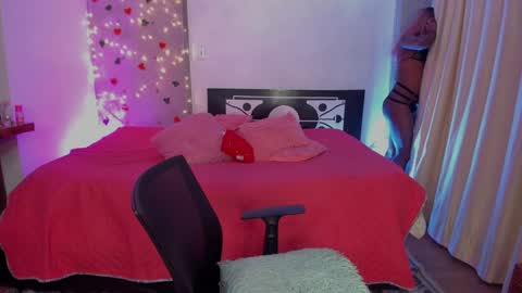 Snapshot of thegoldenbitch chatting on January 2025 01:41:01 AM Goldie online show from January 2025 01:41:01 AM