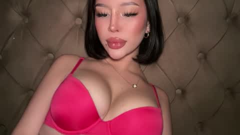 Elle  dont forget to folloW me and thumbs up online show from March 2026 01:44:02 AM