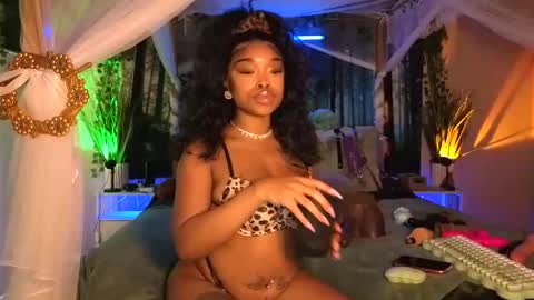 Snapshot of thelovelybrown chatting on December 2025 07:10:01 PM thelovelybrown online show from December 2025 07:10:01 PM