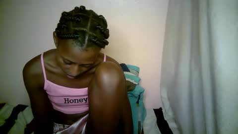 Snapshot of therry_heart chatting on September 2025 05:57:01 PM hearty online show from September 2025 05:57:01 PM
