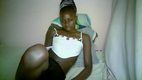 Snapshot of therry_heart chatting on September 2025 06:57:02 PM hearty online show from September 2025 06:57:02 PM
