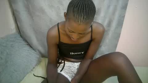 Snapshot of therry_heart chatting on October 2025 07:11:02 PM hearty online show from October 2025 07:11:02 PM