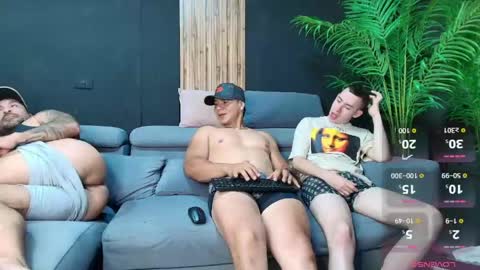Snapshot of thestraightroom chatting on May 2026 01:01:01 AM thestraightroom online show from May 2026 01:01:01 AM