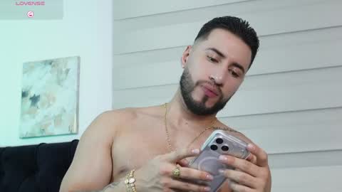 Snapshot of thiago_hill chatting on April 2026 01:14:02 AM Thiago online show from April 2026 01:14:02 AM