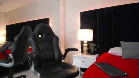 Snapshot of thiagoferrer_ chatting on May 2026 04:30:01 AM T H I A G O online show from May 2026 04:30:01 AM