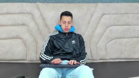 Thiago   online show from December 2024 12:11:02 PM