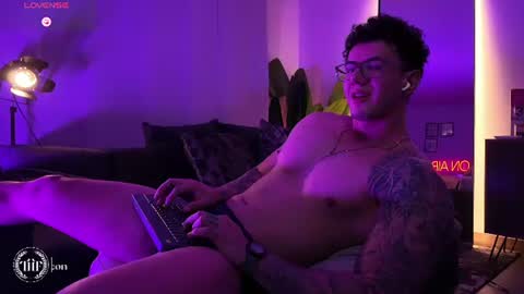 Snapshot of thomas_falcon1 chatting on July 2026 02:49:02 AM Thomas Falcon online show from July 2026 02:49:02 AM