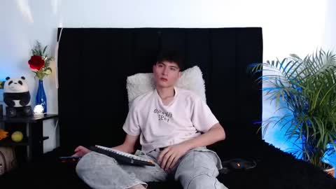 thomasbennett  online show from October 2025 12:45:02 PM