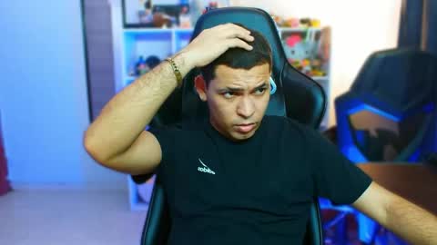 Snapshot of thomascollins__ chatting on November 2025 05:40:01 AM Thomas online show from November 2025 05:40:01 AM