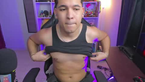 Snapshot of thomascollins__ chatting on April 2026 04:01:01 AM Thomas online show from April 2026 04:01:01 AM