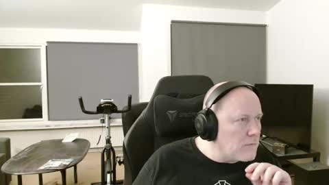 thomash32 online show from September 2025 08:00:02 PM