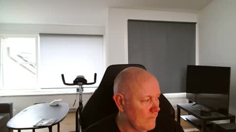 thomash32 online show from October 2025 07:16:01 AM