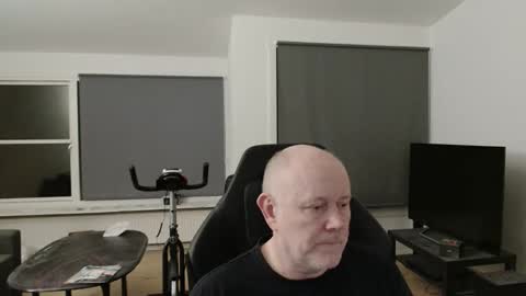 thomash32 online show from October 2025 09:23:02 PM