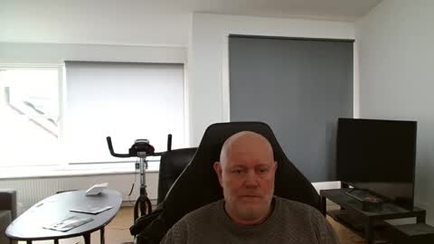 thomash32 online show from October 2025 02:50:01 PM