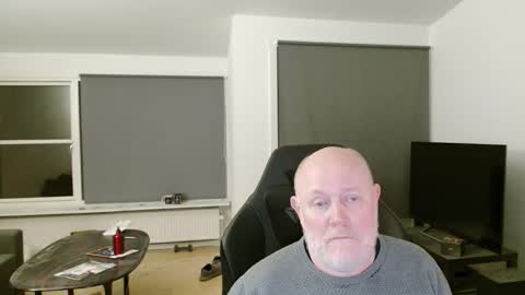 thomash32 online show from October 2025 07:10:02 PM