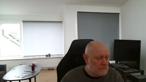 thomash32 online show from October 2025 09:28:01 AM